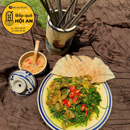Lòng xào nghệ  + bánh tráng